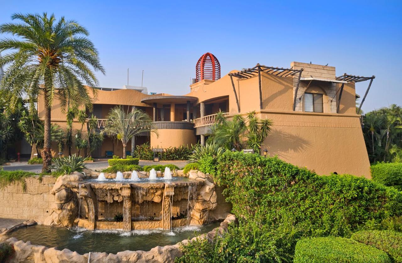 The Corinthians Resort And Club Pune Exteriör bild The clubhouse at the Palm Jumeirah Golf & Country Club