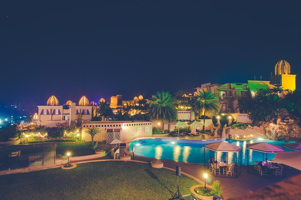 The Corinthians Resort And Club Pune Exteriör bild The resort at night